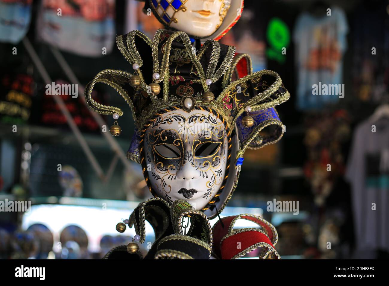 Wunderschöne venezianische Maske auf dem Ladentisch in Venedig Stockfoto