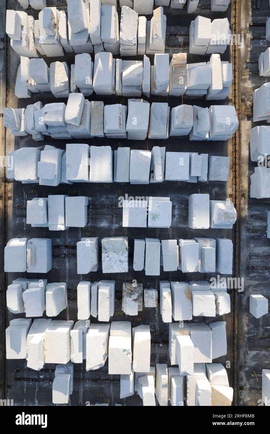 Luftbilddokumentation einer Marmorsteinlagerung in Carrara Stockfoto