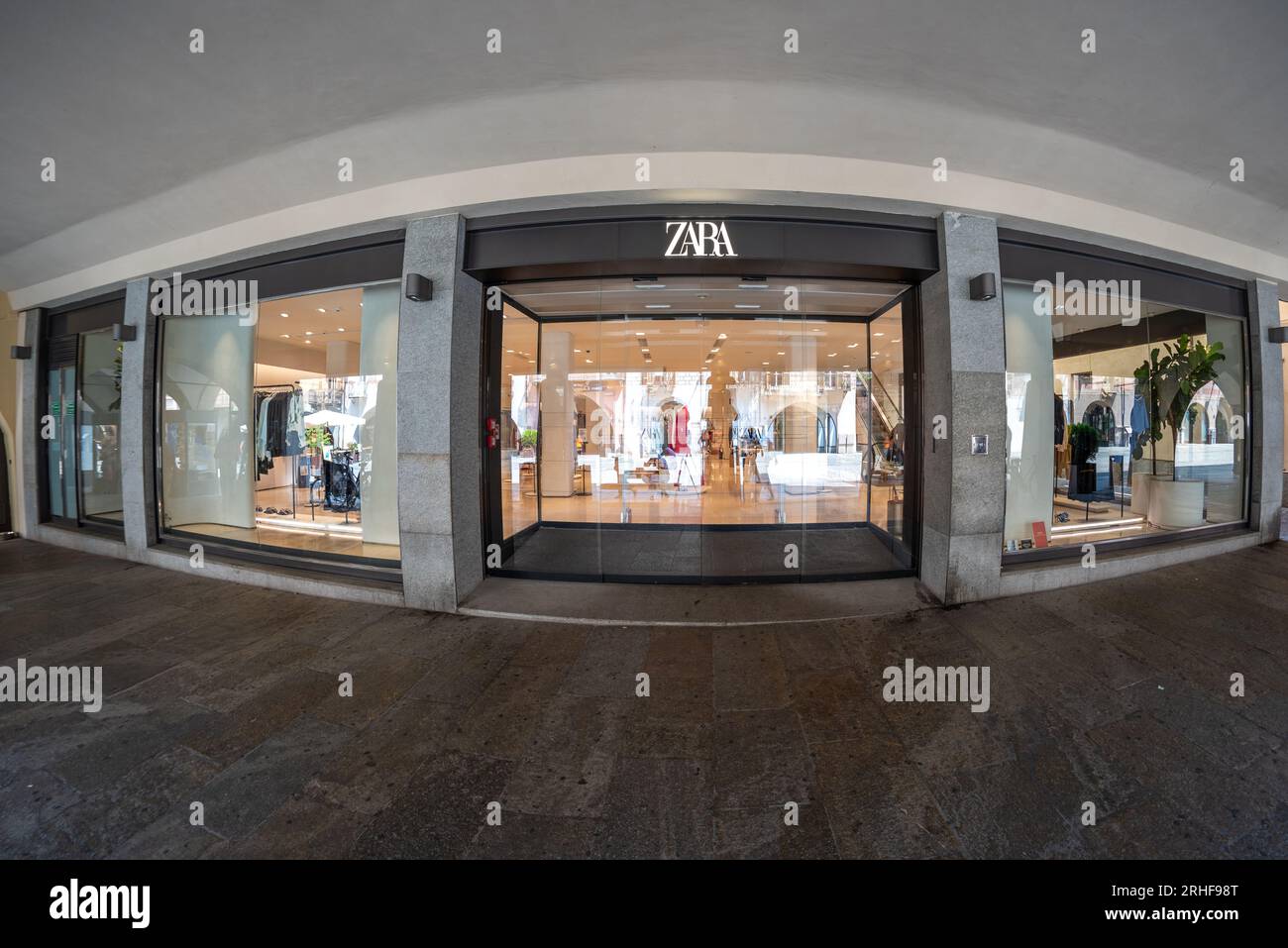 Cuneo, Piedmont, Italien - 16. August 2023: Zara Store, Außenansicht des Geschäfts in der Via Roma, Zara ist eine Bekleidungs- und Accessoires-Marke im Besitz von Spanis Stockfoto