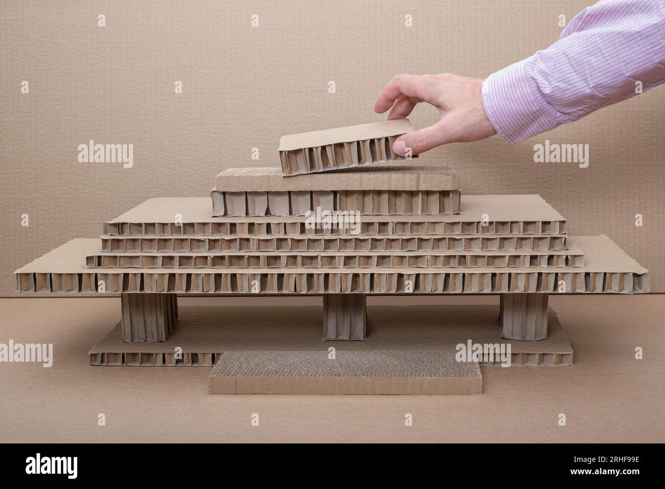 Architektonisches Grundmodell aus Karton in drei Dimensionen aus dem Altpapiermaterial. Studentenprojekt präsentiert ihre Arbeit in 3. Architect Stockfoto