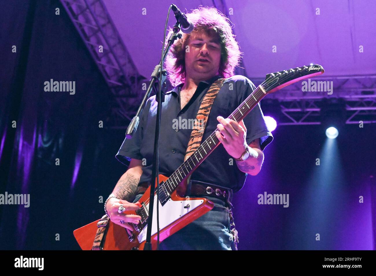 Padua, Italien. 15. Aug. 2023. Dec Martens on the Guitar during Amyl and the Sniffers, Musikkonzert in Padua, Italien, August 15 2023 Kredit: Independent Photo Agency/Alamy Live News Stockfoto