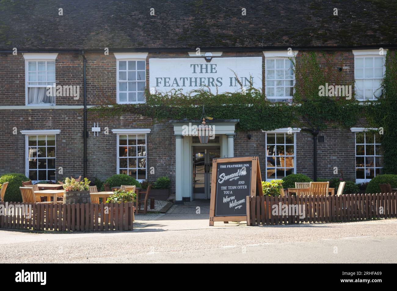 Das Feathers Inn, Wadesmill, Hertfordshire. Es hatte früher Stallungen für mehr als hundert Pferde und war eine der wichtigsten Coaching-Stationen auf dem London Stockfoto