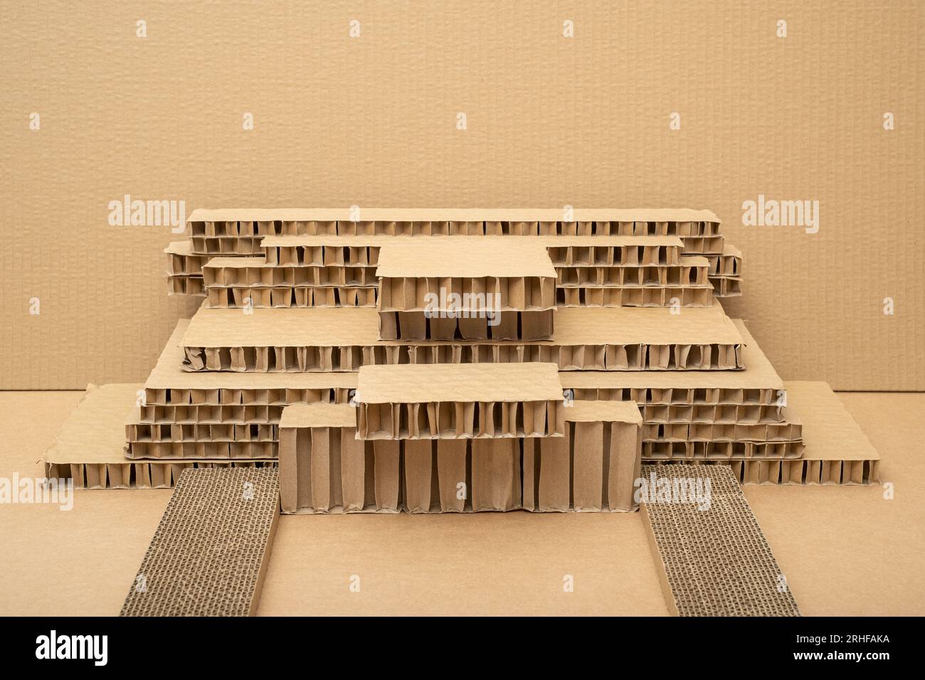 Architektonisches Grundmodell aus Karton in drei Dimensionen aus dem Altpapiermaterial. Studentenprojekt präsentiert ihre Arbeit in 3. Architect Stockfoto