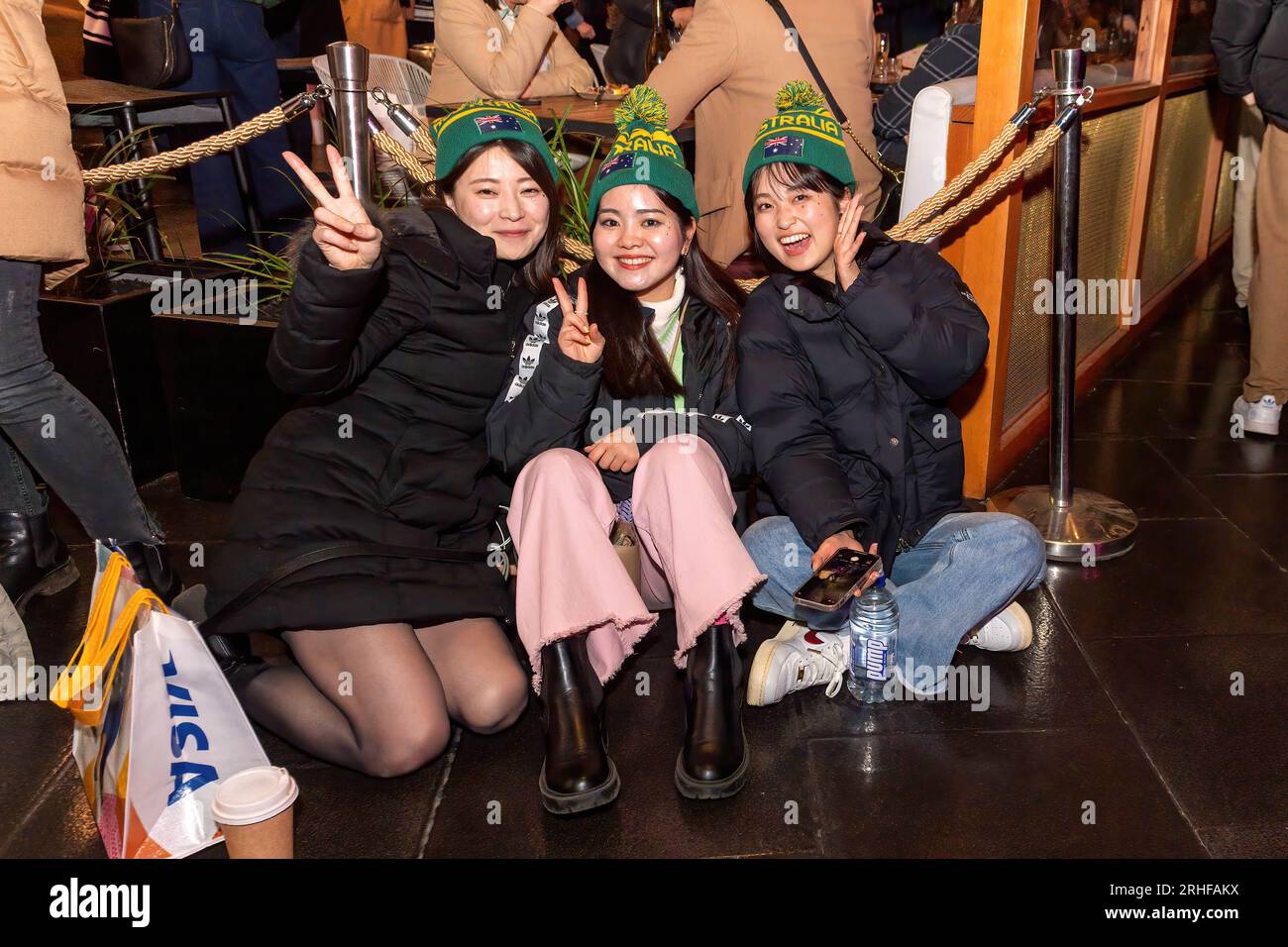 Melbourne, Australien. 16. Aug. 2023. Drei Matildas-Fans können sich das Spiel auf dem Federation Square während des Halbfinales der Frauen-Weltmeisterschaft in Melbourne ansehen. Australische und englische Fußballfans treffen sich am Federation Square, um die aufregenden Höhen und Tiefen des Halbfinalspiels der Weltmeisterschaft mitzuerleben. Flaggen winken, Jubel schwingen und Emotionen verflechten sich, während diese leidenschaftlichen Fans sich in ihrer Liebe zum Spiel vereinen und dabei zusehen, wie die Löwen 3:1 gegen die Matildas gewinnen. (Foto: Michael Currie/SOPA Images/Sipa USA) Guthaben: SIPA USA/Alamy Live News Stockfoto