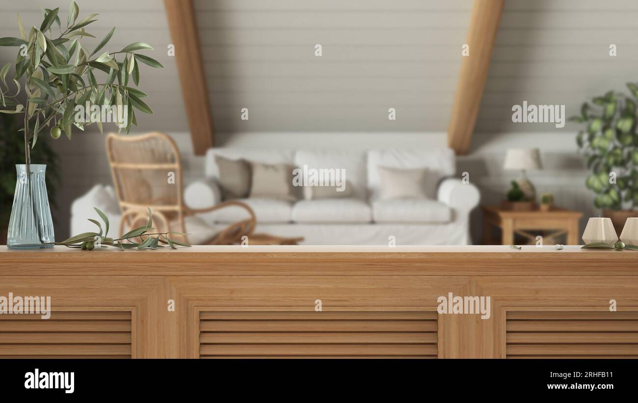Tischplatte aus Holz, Schrank, Platte oder Regal mit Fensterläden aus nächster Nähe. Olivenzweig in Vase und Kerzen. Verschwommener Hintergrund mit böhmischen hölzernen Wohnzimmer Stockfoto
