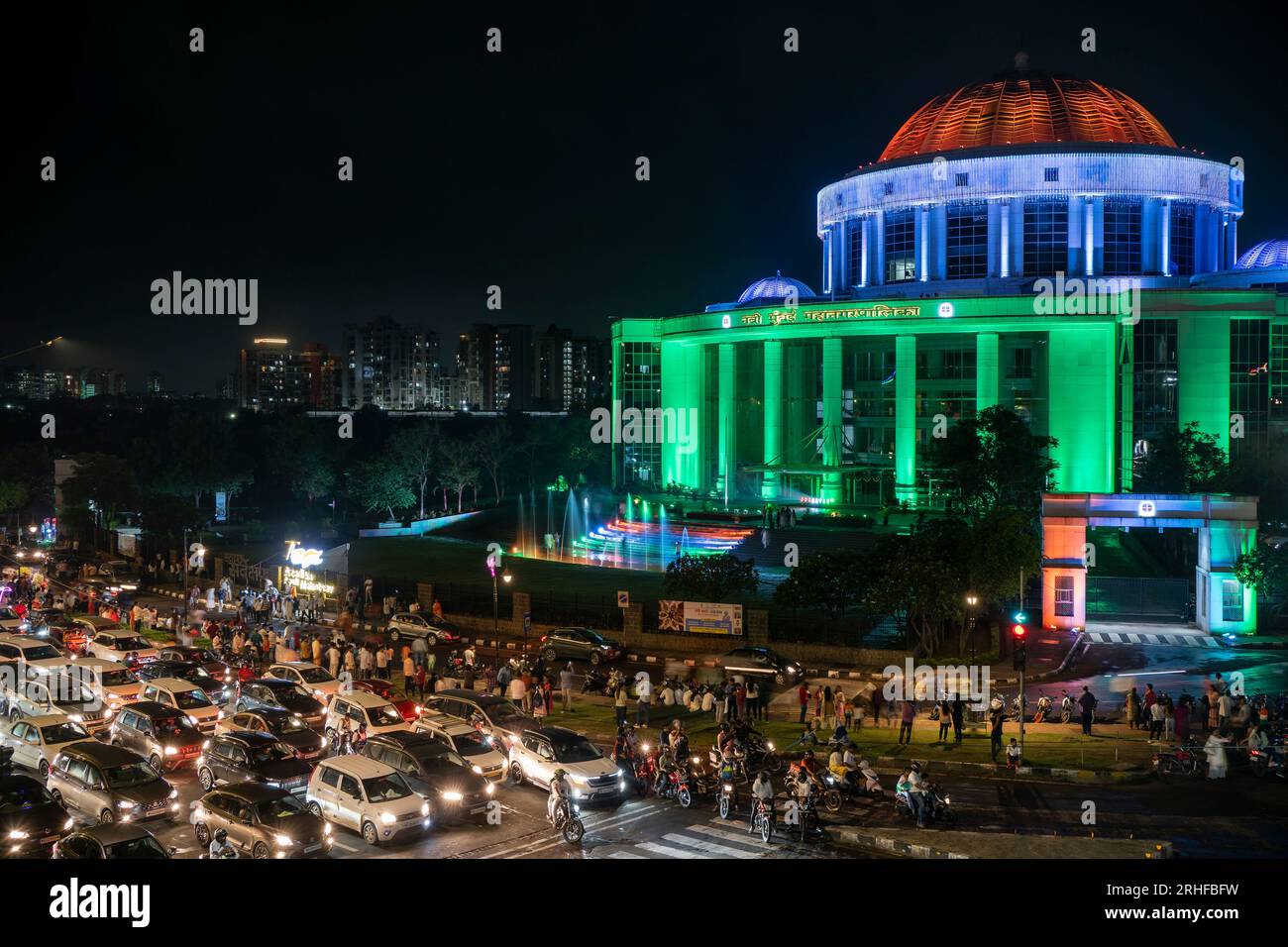 15. August 2023 Navi Mumbai Municipal Corporation Hauptsitz in dreifarbigen Lichtern in Navi Mumbai anlässlich des 77. Unabhängigkeitstages Stockfoto