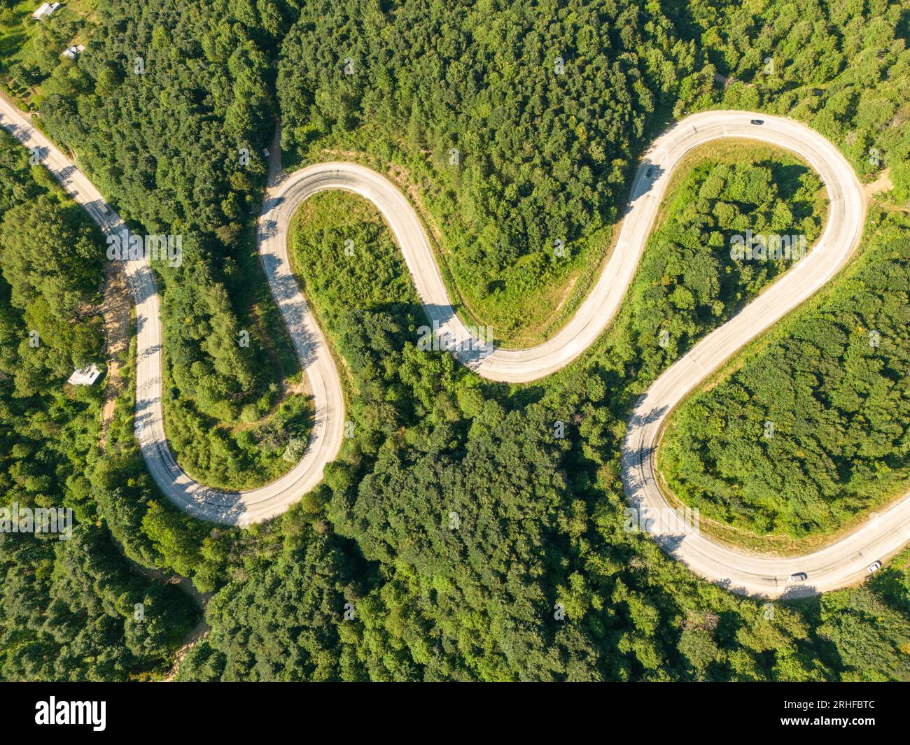 Drone Blick auf die gewundene Straße von Domanic Town von Kutahya nach Inegol Stockfoto