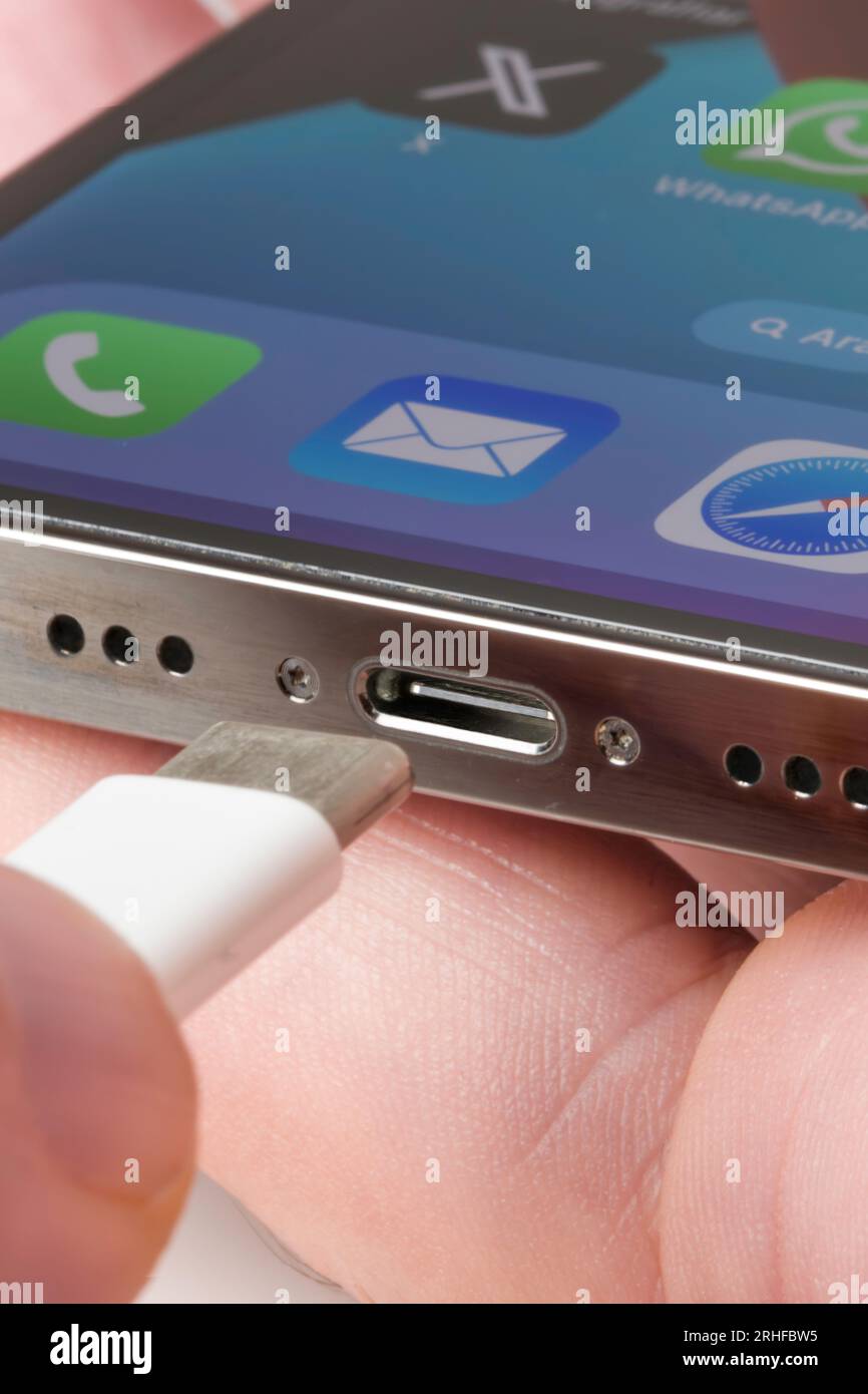 Antalya, Türkei - 15. August 2023. Apple iPhone und kabelgebundenes USB-C- oder Typ-C-Ladegerät. Die EU zwingt alle Geräte zur Verwendung von USB-C oder Typ-C. Stockfoto