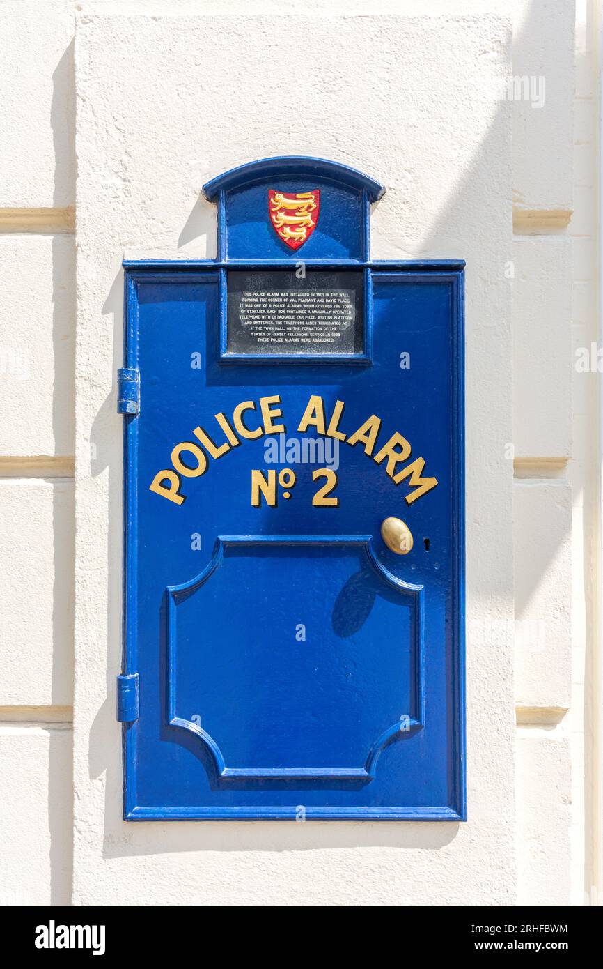 Vintage Police Alarm Box an der Wand, Royal Square, St. Helier, Jersey, Kanalinseln Stockfoto