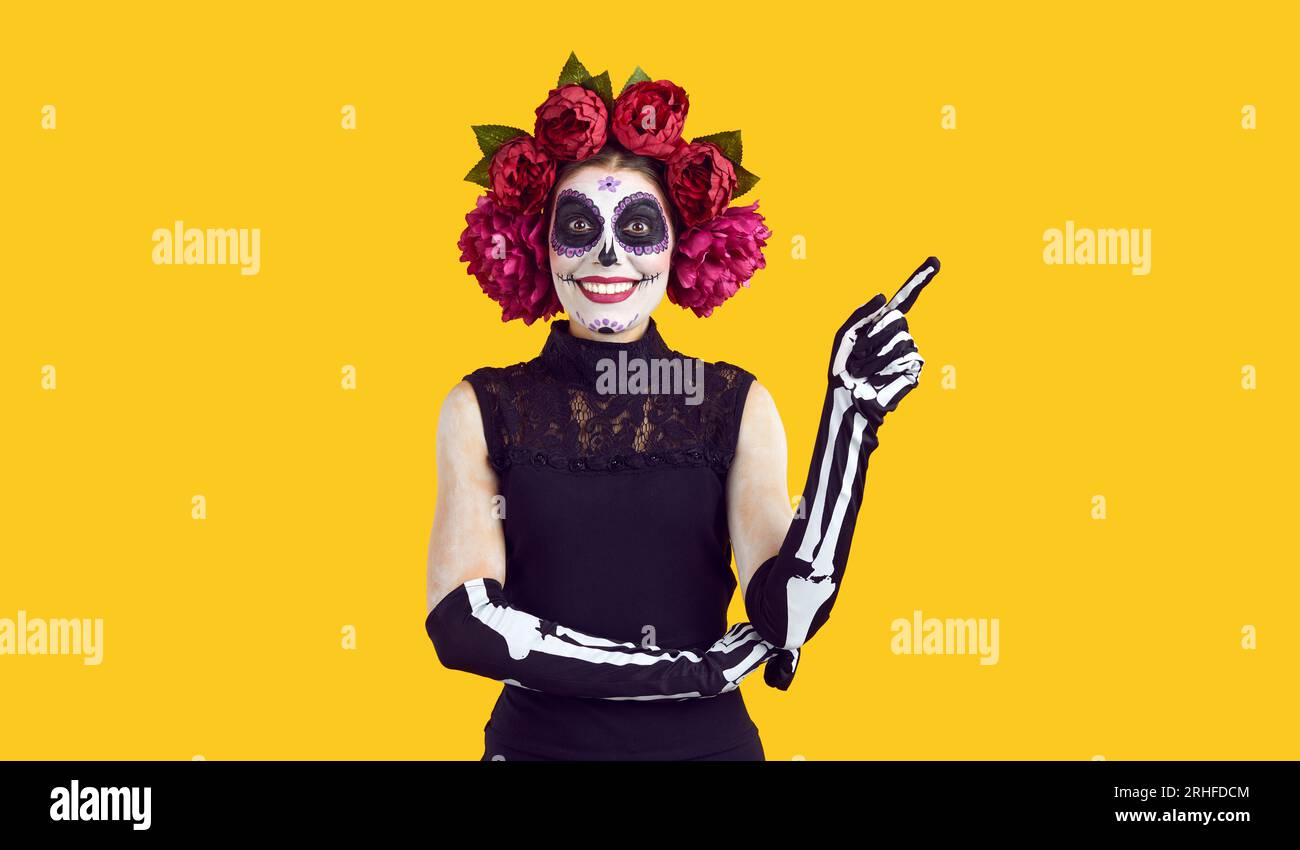 Porträt einer glücklichen Frau mit Catrina-Schädel-Make-up an Halloween oder Day of the Dead Stockfoto