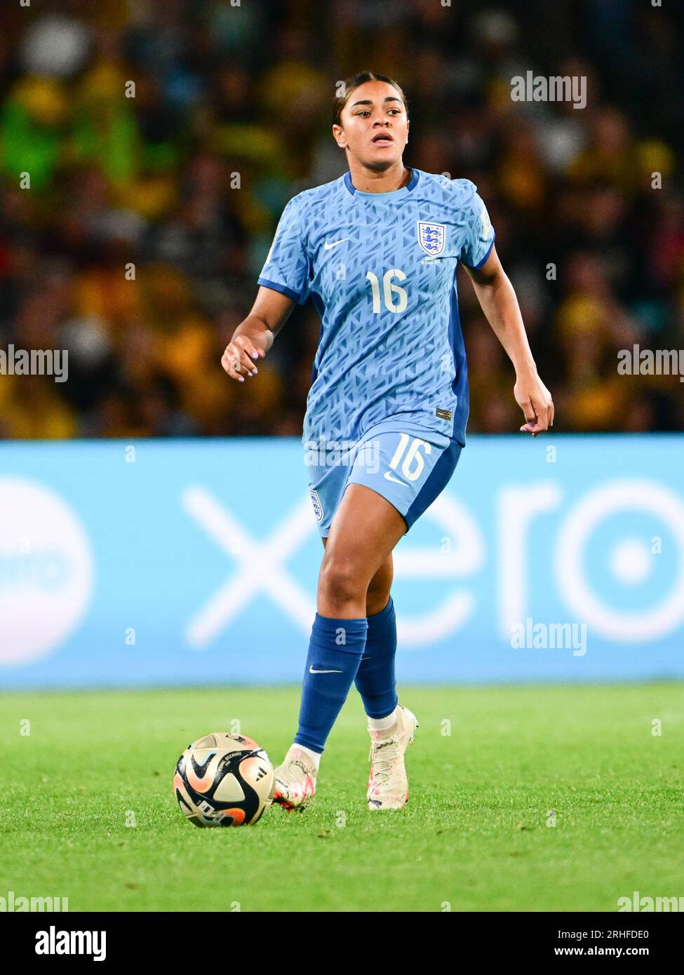 Sydney, New South Wales, Australien. 16. Aug. 2023. JESSICA LEIGH CARTER von der englischen Fußballnationalmannschaft für Frauen dribbelt den Ball während des FIFA Women's World Cup 2023-Spiels zwischen Australien und England im Stadium Australia in Sydney, Australien. (Kreditbild: © Luis Veniegra/ZUMA Press Wire) NUR REDAKTIONELLE VERWENDUNG! Nicht für den kommerziellen GEBRAUCH! Stockfoto