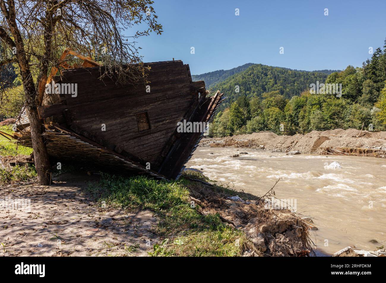 Ein hölzernes Cottage wird auf den Kopf gestellt am Ufer des Flusses Savinja in der Nähe von Ljubno ob Savinji, nachdem das Land Anfang August unter schweren Überschwemmungen litt. Zehn Tage nach den verheerenden Überschwemmungen in Slowenien erklärte das Land einen Tag der Solidarität. Freiwillige aus dem ganzen Land, europäischen Ländern und der slowenischen Armee kamen, um bei der Säuberung zu helfen. Stockfoto