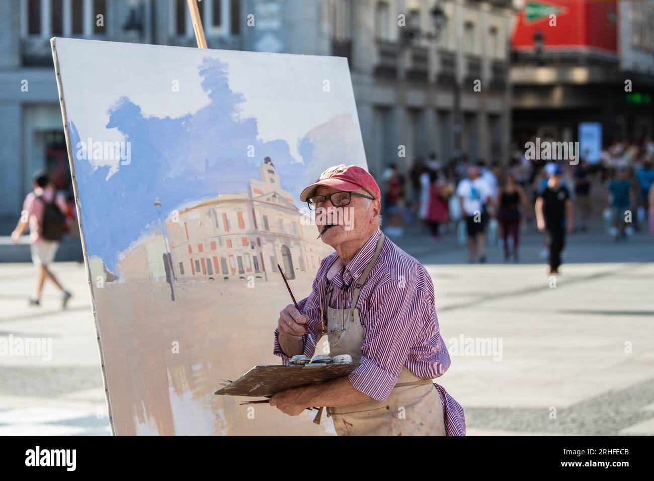 Madrid, Spanien. 16. Aug. 2023. Der berühmte spanische Maler und Bildhauer Antonio Lopez arbeitet an einem neuen Kunstwerk auf dem Sol Square in der Innenstadt von Madrid. Kredit: Marcos del Mazo/Alamy Live News Stockfoto