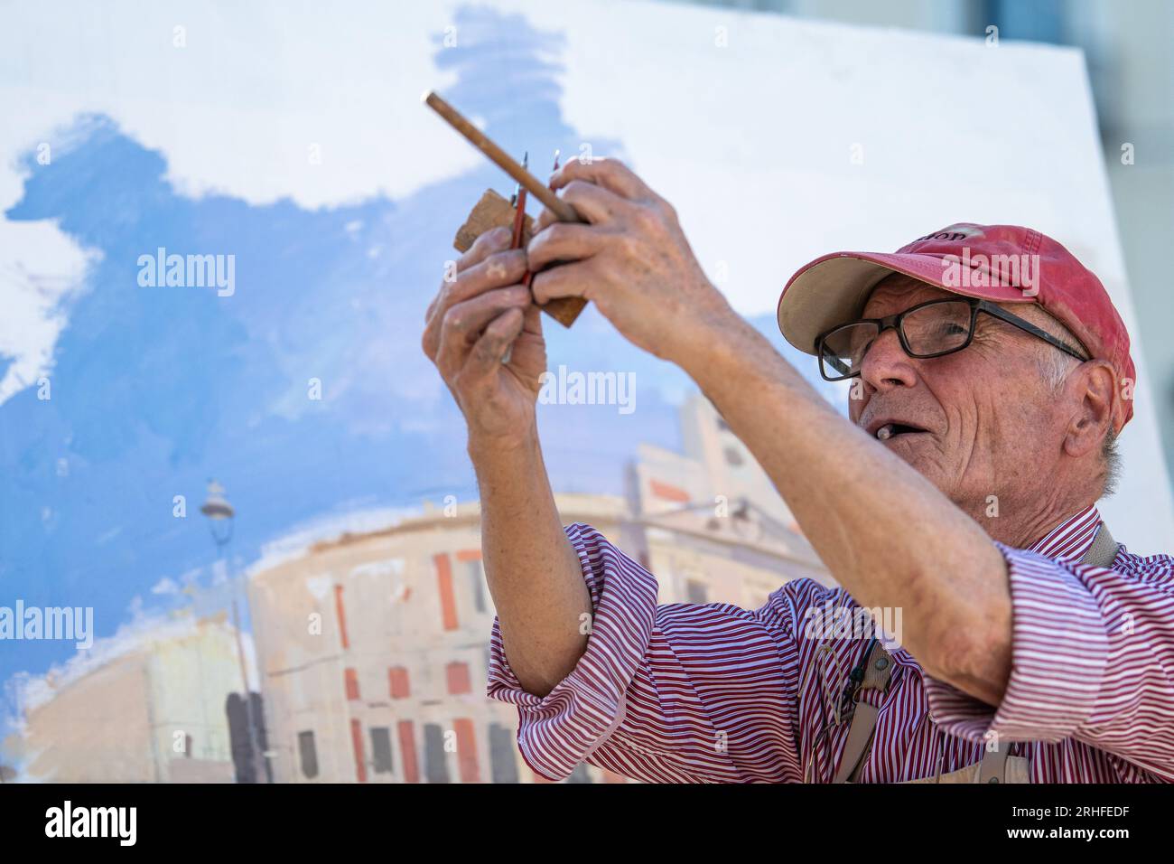 Madrid, Spanien. 16. Aug. 2023. Der berühmte spanische Maler und Bildhauer Antonio Lopez arbeitet an einem neuen Kunstwerk auf dem Sol Square in der Innenstadt von Madrid. Kredit: Marcos del Mazo/Alamy Live News Stockfoto