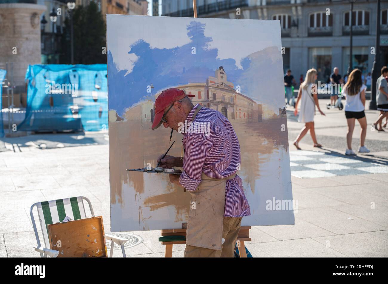 Madrid, Spanien. 16. Aug. 2023. Der berühmte spanische Maler und Bildhauer Antonio Lopez arbeitet an einem neuen Kunstwerk auf dem Sol Square in der Innenstadt von Madrid. Kredit: Marcos del Mazo/Alamy Live News Stockfoto
