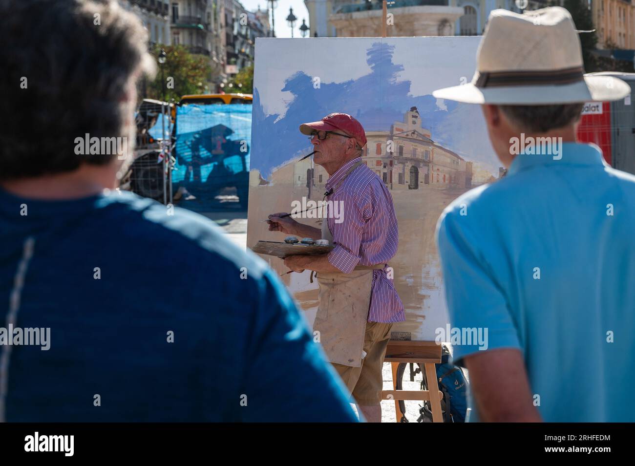 Madrid, Spanien. 16. Aug. 2023. Der berühmte spanische Maler und Bildhauer Antonio Lopez arbeitet an einem neuen Kunstwerk auf dem Sol Square im Zentrum von Madrid, während ihn Einheimische und Touristen beobachten. Kredit: Marcos del Mazo/Alamy Live News Stockfoto