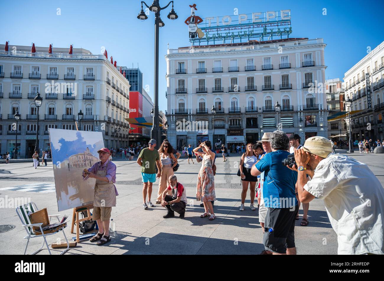 Madrid, Spanien. 16. Aug. 2023. Der berühmte spanische Maler und Bildhauer Antonio Lopez arbeitet an einem neuen Kunstwerk auf dem Sol Square im Zentrum von Madrid, während ihn Einheimische und Touristen beobachten. Kredit: Marcos del Mazo/Alamy Live News Stockfoto