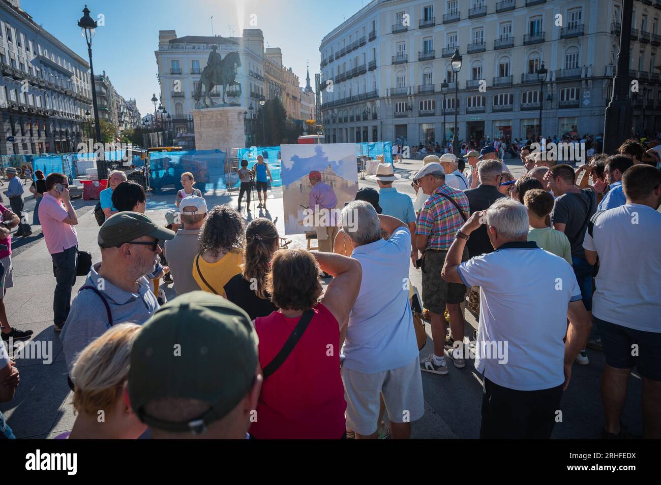 Madrid, Spanien. 16. Aug. 2023. Der berühmte spanische Maler und Bildhauer Antonio Lopez arbeitet an einem neuen Kunstwerk auf dem Sol Square im Zentrum von Madrid, während ihn Einheimische und Touristen beobachten. Kredit: Marcos del Mazo/Alamy Live News Stockfoto