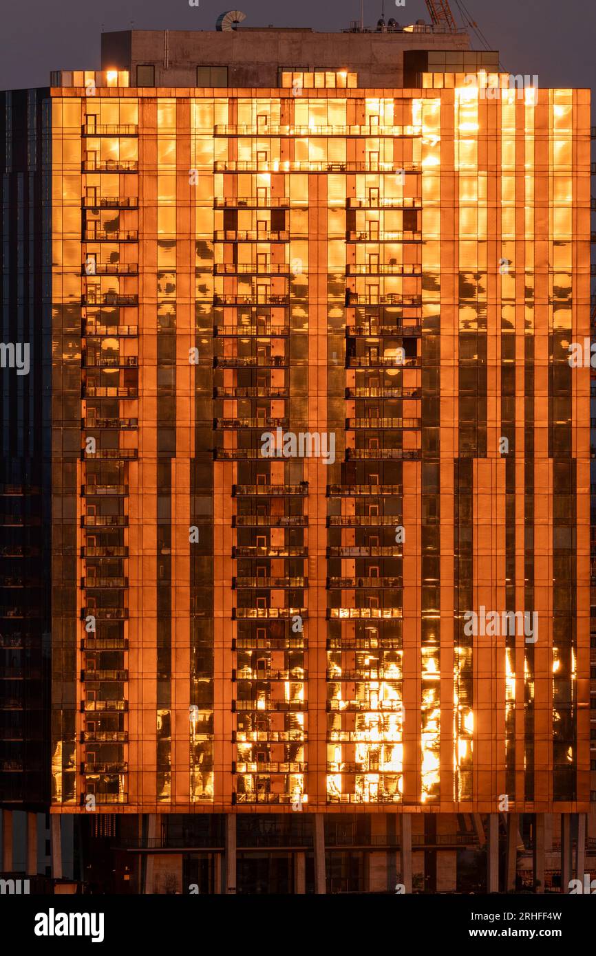 44 Rainey Street Austin Texas Lichtreflexe auf Luxuswohnungen bei Sonnenuntergang. Stockfoto