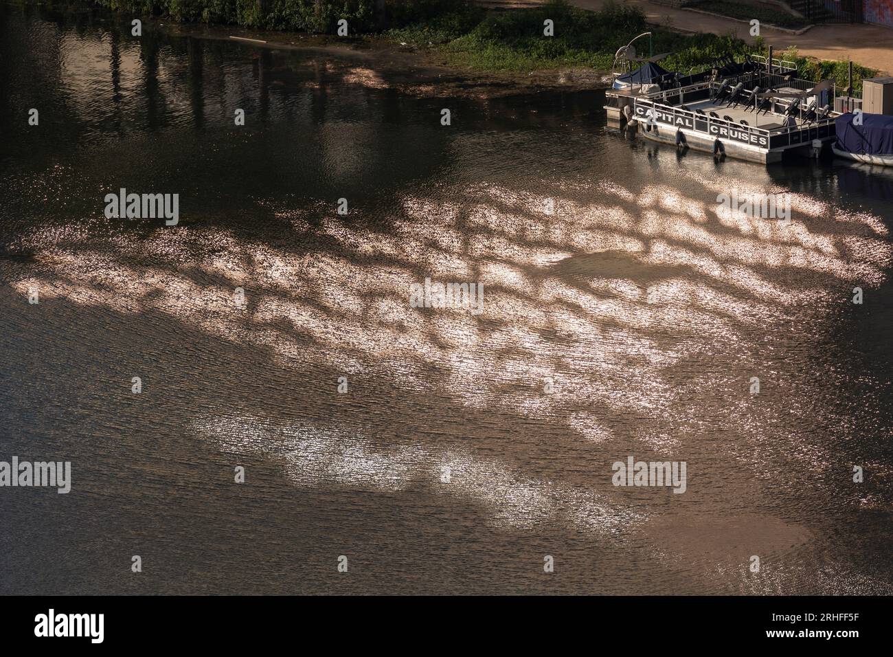 Ladybird Lake im Stadtzentrum von Austin, Texas, mit Lichtreflexen auf dem Wasser. Stockfoto