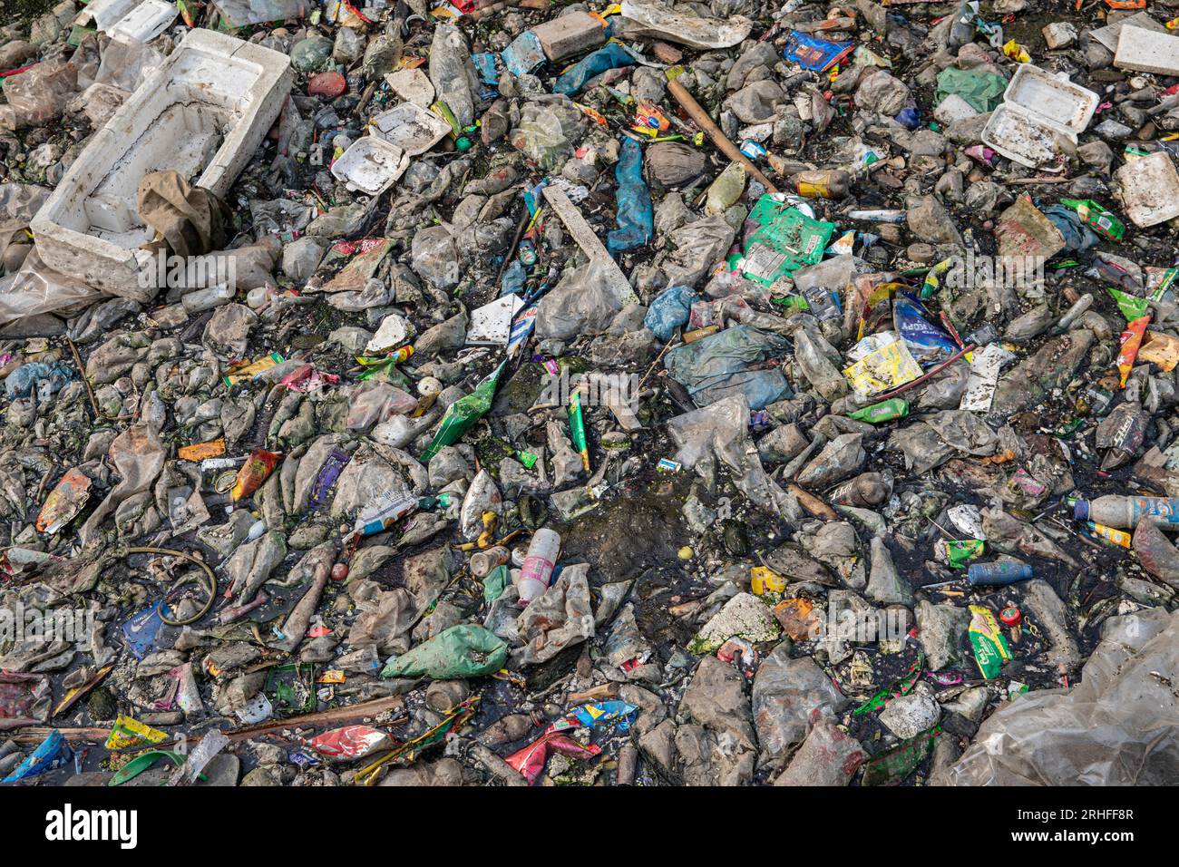 Ein Kanal in Dhaka, der mit verschiedenen Arten von Kunststoffabfällen bedeckt ist. Dhaka, Bangladesch Stockfoto