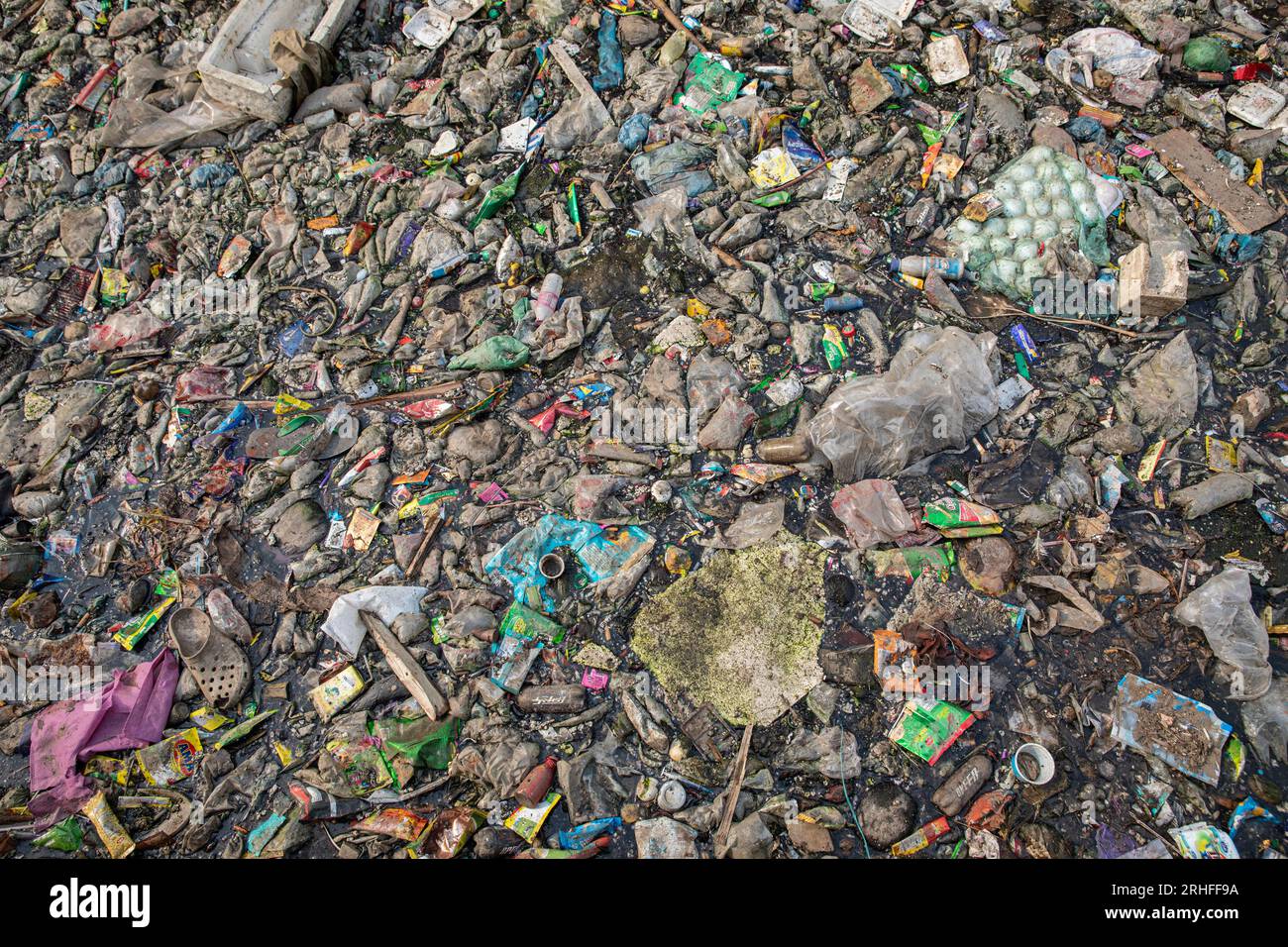 Ein Kanal in Dhaka, der mit verschiedenen Arten von Kunststoffabfällen bedeckt ist. Dhaka, Bangladesch Stockfoto