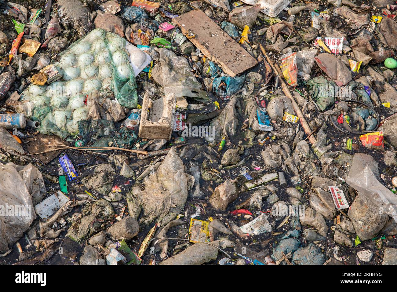 Ein Kanal in Dhaka, der mit verschiedenen Arten von Kunststoffabfällen bedeckt ist. Dhaka, Bangladesch Stockfoto