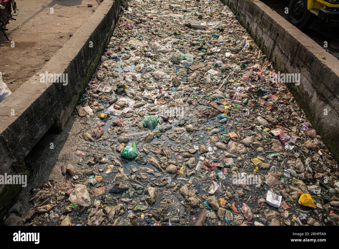 Ein Kanal in Dhaka, der mit verschiedenen Arten von Kunststoffabfällen bedeckt ist. Dhaka, Bangladesch Stockfoto