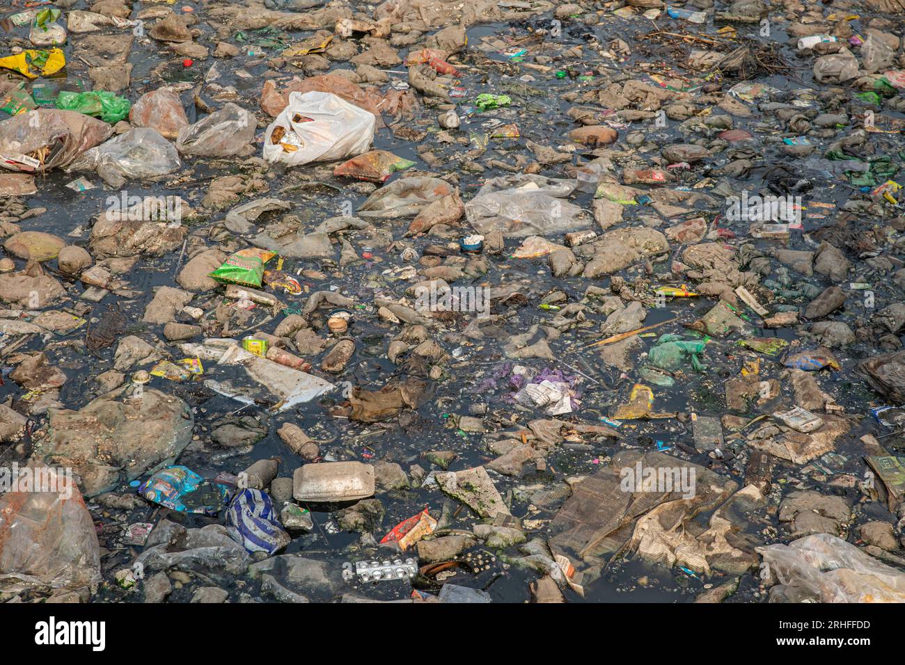 Ein Kanal in Dhaka, der mit verschiedenen Arten von Kunststoffabfällen bedeckt ist. Dhaka, Bangladesch Stockfoto
