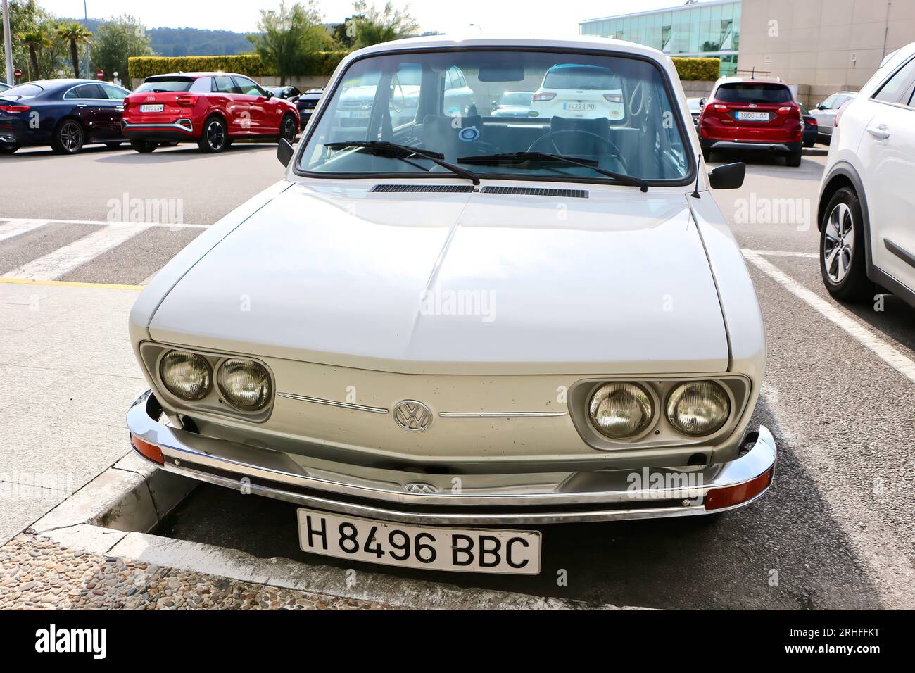 Vorderansicht des Fahrzeugs H8496 BBC Volkswagen Brasilia, der vor dem Hotel Louxo La Toja Island Pontevedra Galicien, Spanien, geparkt ist Stockfoto