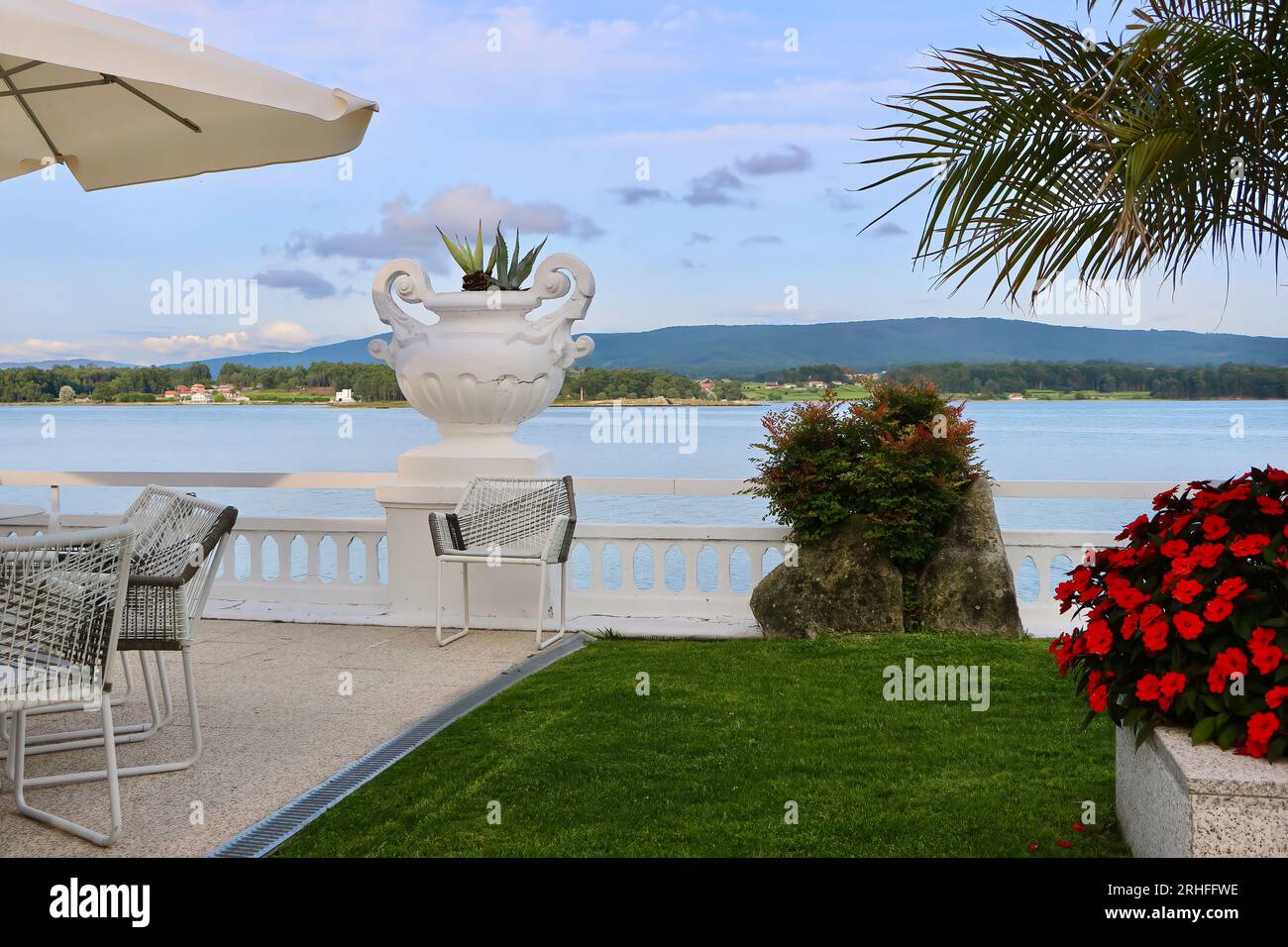 Blick auf die Mündung von Arousa mit einem urnenförmigen Pflanzgefäß aus dem Garten des 4-Sterne-Hotels Louxo La Toja Island Pontevedra Galicia Spanien Stockfoto