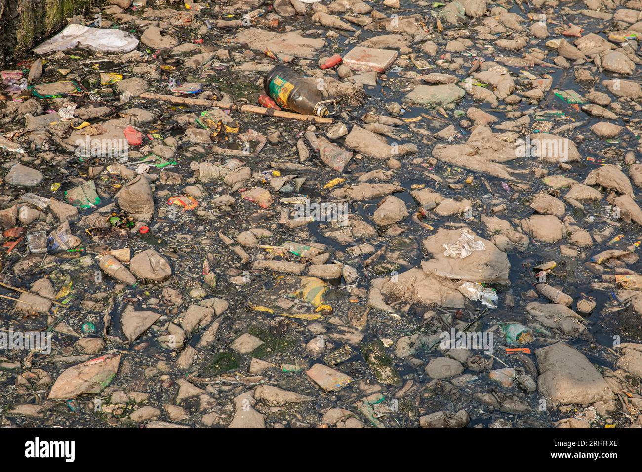 Ein Kanal in Dhaka, der mit verschiedenen Arten von Kunststoffabfällen bedeckt ist. Dhaka, Bangladesch Stockfoto