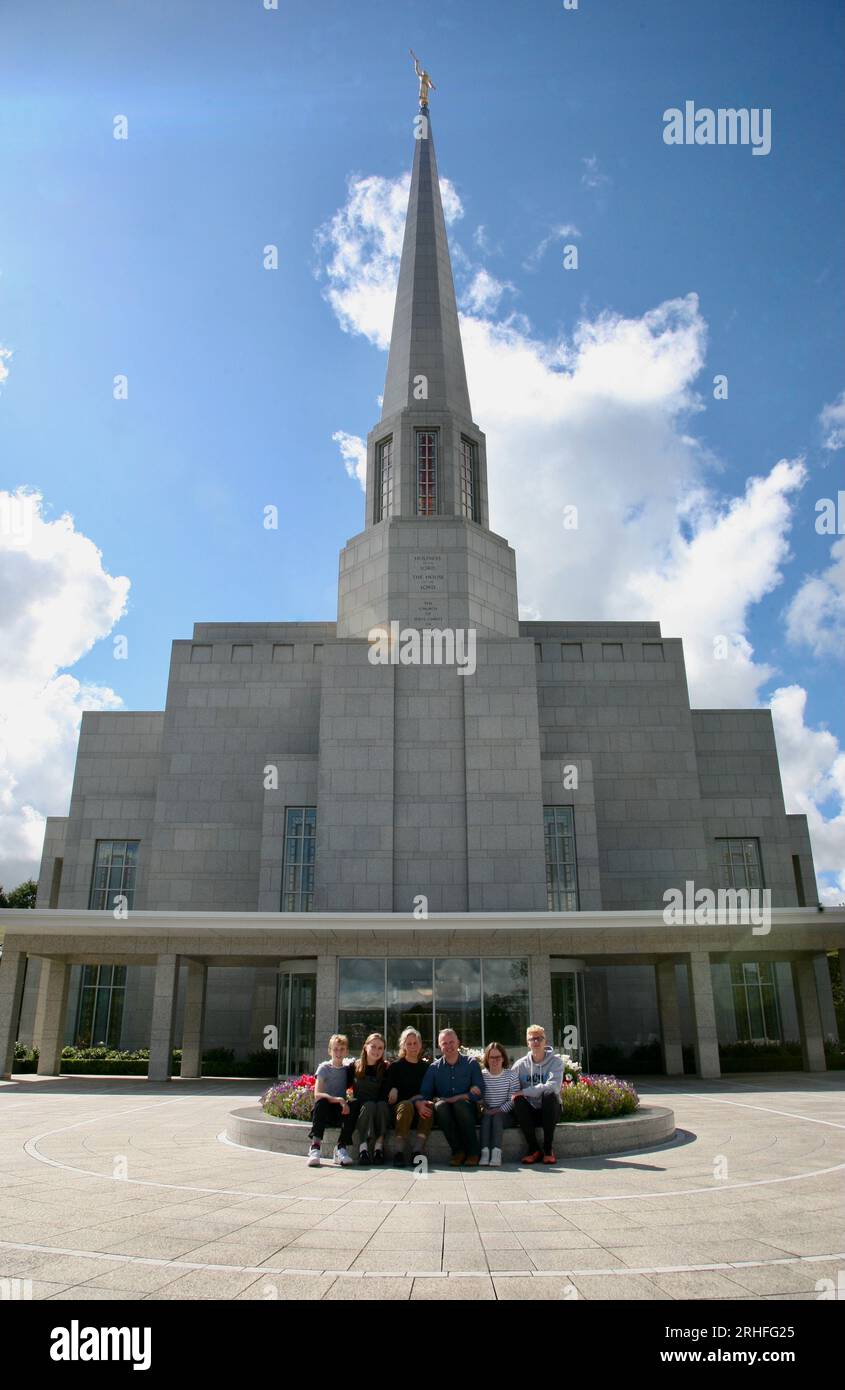 Ein glückliches Familientreffen im Preston England Mormon Temple, Chorley, Lancashire, Vereinigtes Königreich, Europa am Dienstag, August 2023 Stockfoto