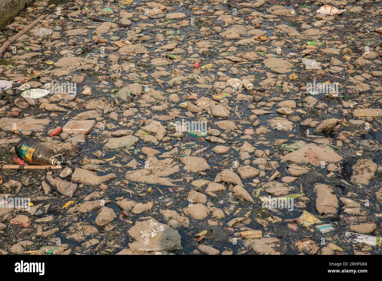 Ein Kanal in Dhaka, der mit verschiedenen Arten von Kunststoffabfällen bedeckt ist. Dhaka, Bangladesch Stockfoto