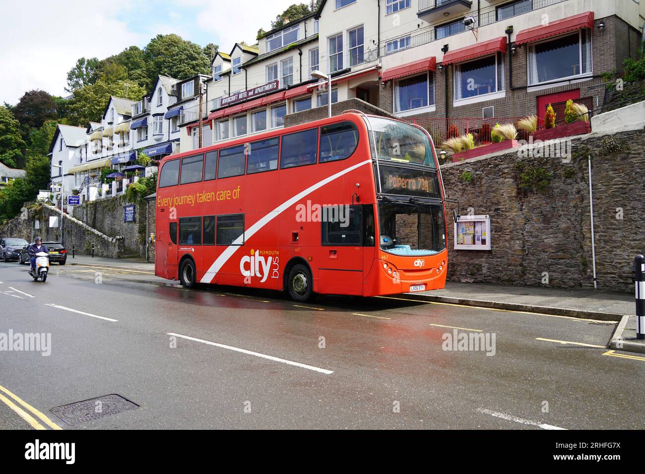 Looe, Großbritannien - August 2023: Plymouth City Bus von Looe nach Polperro Stockfoto