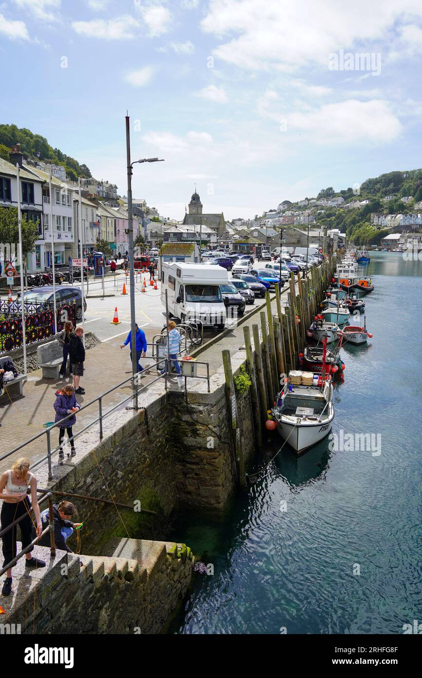 Looe, Großbritannien - August 2023: Blick auf Looe mit dem Hafen von Looe und dem East Looe River Stockfoto