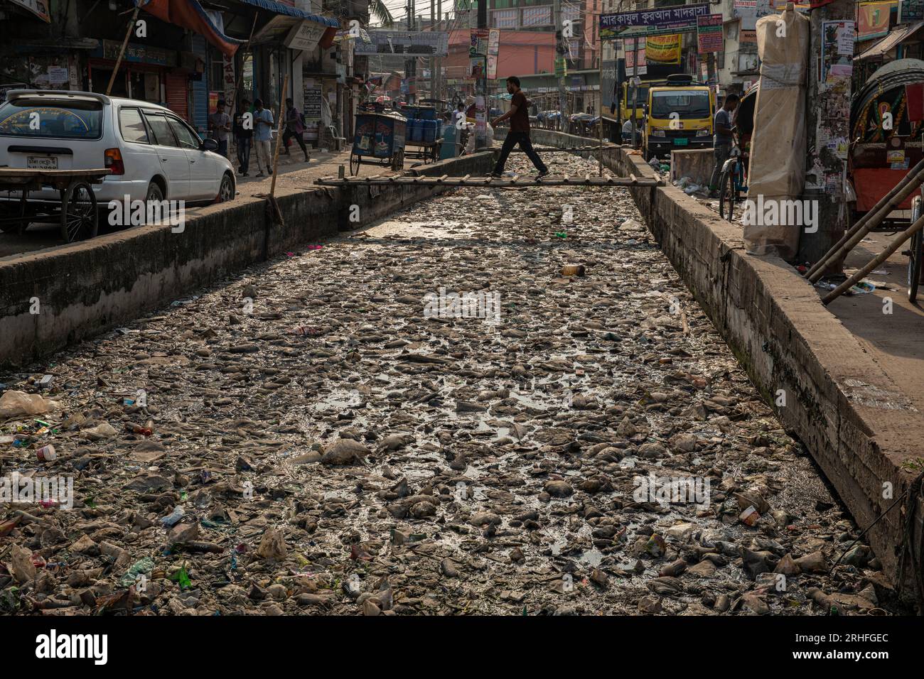 Ein Kanal in Dhaka, der mit verschiedenen Arten von Kunststoffabfällen bedeckt ist. Dhaka, Bangladesch Stockfoto