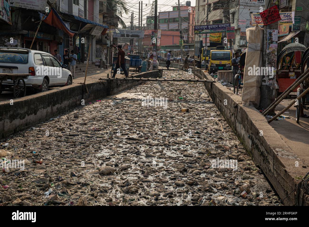 Ein Kanal in Dhaka, der mit verschiedenen Arten von Kunststoffabfällen bedeckt ist. Dhaka, Bangladesch Stockfoto