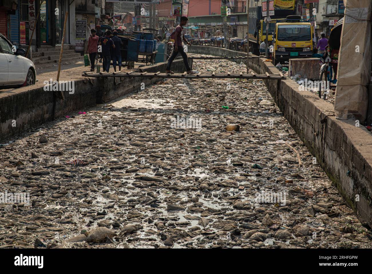 Ein Kanal in Dhaka, der mit verschiedenen Arten von Kunststoffabfällen bedeckt ist. Dhaka, Bangladesch Stockfoto