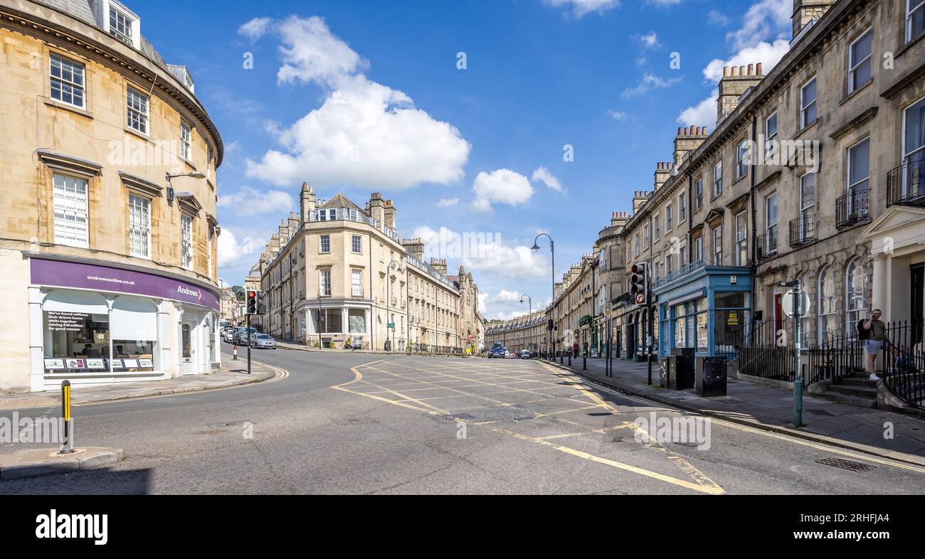 Blick auf die Kreuzung mit Paragon und Belmont - Georgian Terrassen, in Bath, Großbritannien am 16. August 2023 Stockfoto