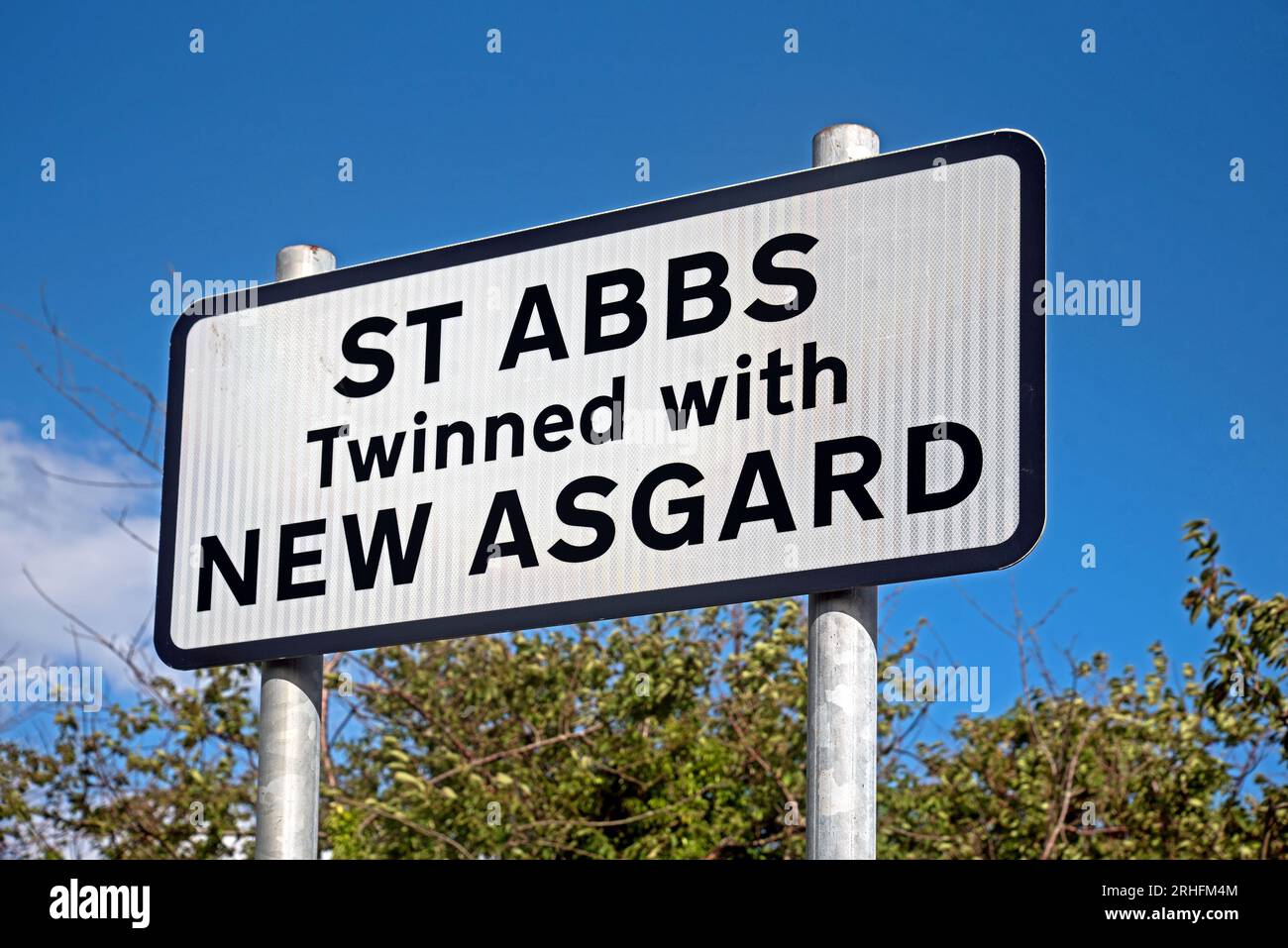 St. Abbs wurde mit dem New Asgard Schild (Wink Twin Town Schild) zusammengeführt und war der Drehort für den Film New Asgard in Avengers Endgame. Stockfoto