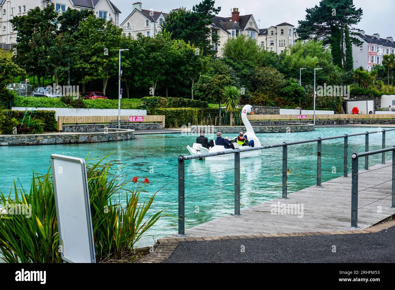 Erwachsene, die Wassersport genießen, während sie in einem Schwanenboot im Pickle Fun Park in Bangor, County Down, Nordirland fahren. Stockfoto