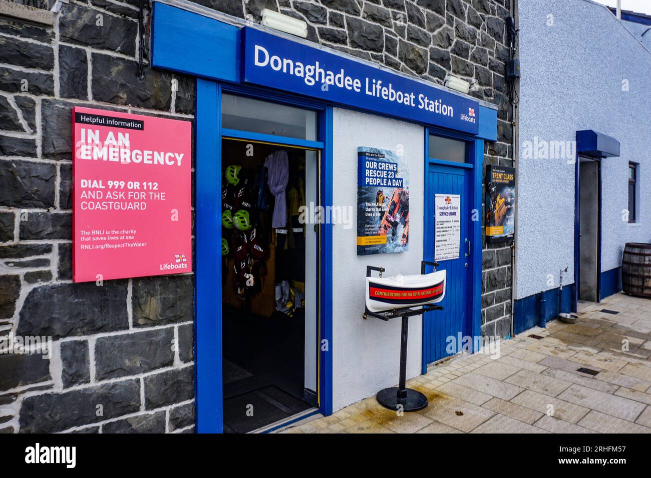 Donaghadee Lifeboat Station im County Down, Nordirland, einschließlich der bekannten schiffförmigen Beitragskasten. Stockfoto