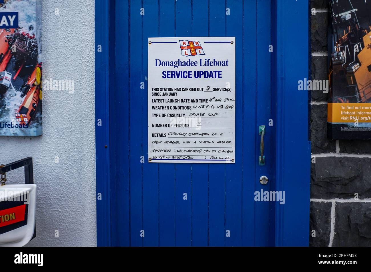 Die Bekanntmachung an der Tür der Rettungsbootstation Donaghadee, in der die letzte Notlage, auf die sie reagiert haben, und die Anzahl der Notfälle in diesem Jahr aufgeführt sind. Stockfoto