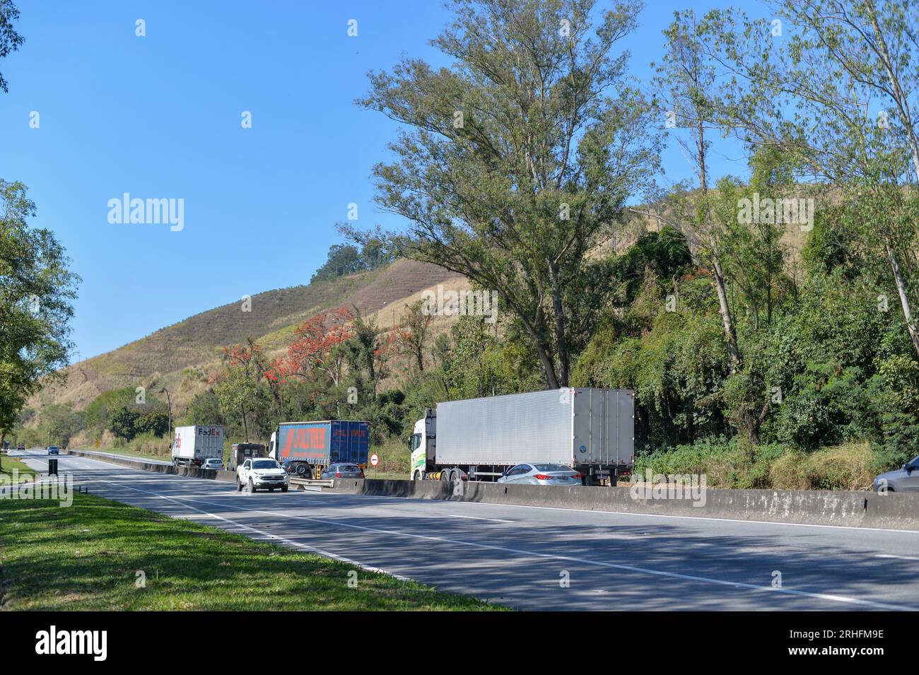 Barra Mansa, Brasilien - 11. august 2023: Lkw fahren auf der Presidente Dutra Autobahn, die die Städte Rio de Janeiro und São Paulo verbindet Stockfoto