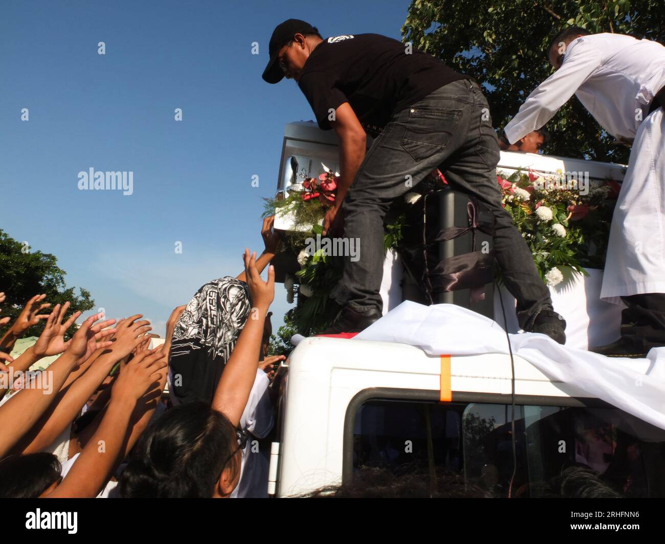 Caloocan, Philippinen. 16. Aug. 2023. Leute, die während der Beerdigung den Sarg von Jemboy Baltazar berühren wollten. Jerhode „Jemboy“ Baltazar, der 17-jährige, der am 2. August 2023 von der Polizei von Navotas City erschossen und getötet wurde, wurde auf dem La Loma Friedhof in Caloocan zur Ruhe gelegt. Seine Familie fordert Gerechtigkeit. Die Cops haben ihn fälschlicherweise als Mörder in Navotas City, nördlich von Manila, identifiziert. (Foto: Josefiel Rivera/SOPA Images/Sipa USA) Guthaben: SIPA USA/Alamy Live News Stockfoto