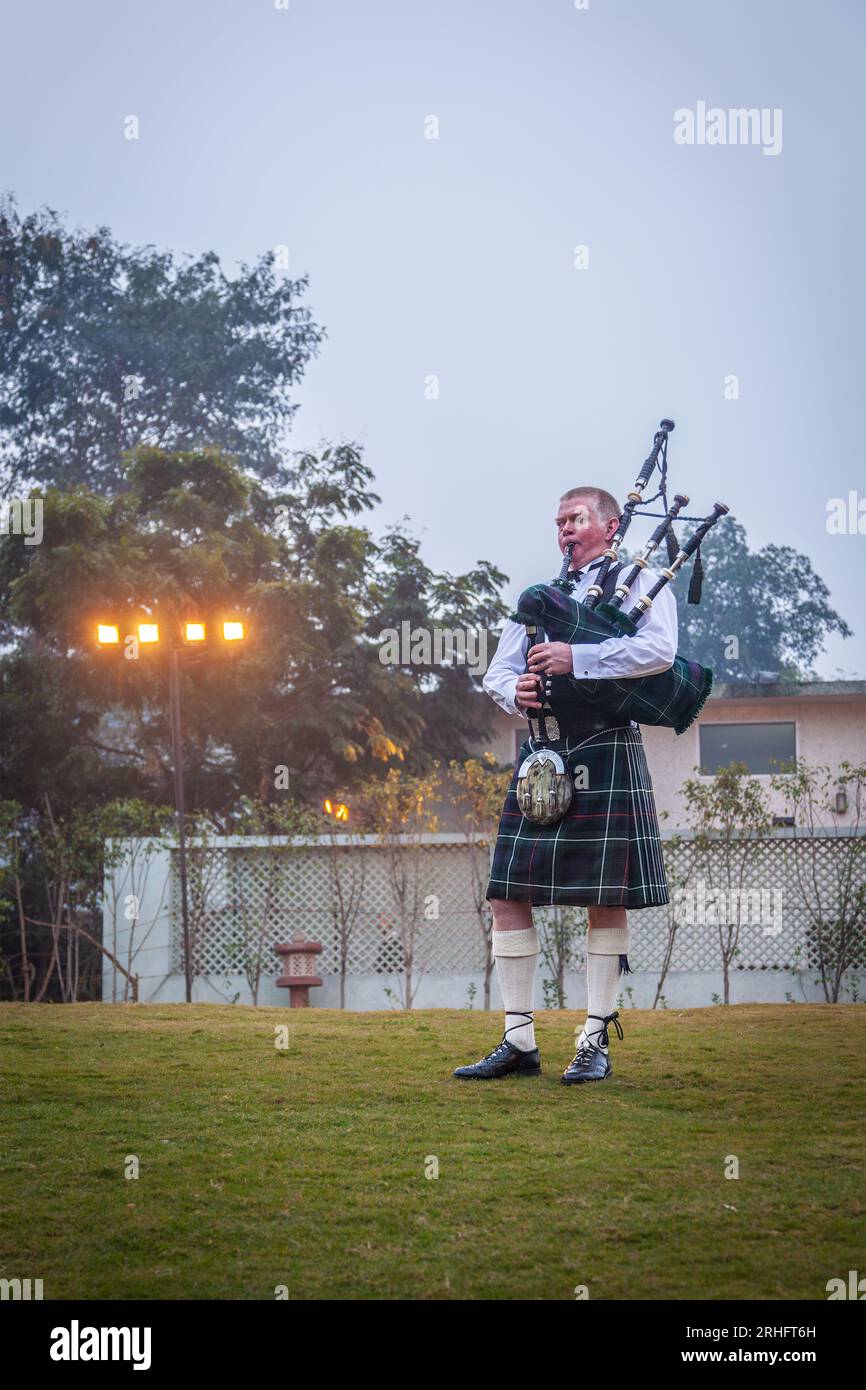 Schottischer Pfeifer aus Schottland in traditionellem Outfit mit Schottenkröten, die Dudelsackpfeife spielen Stockfoto
