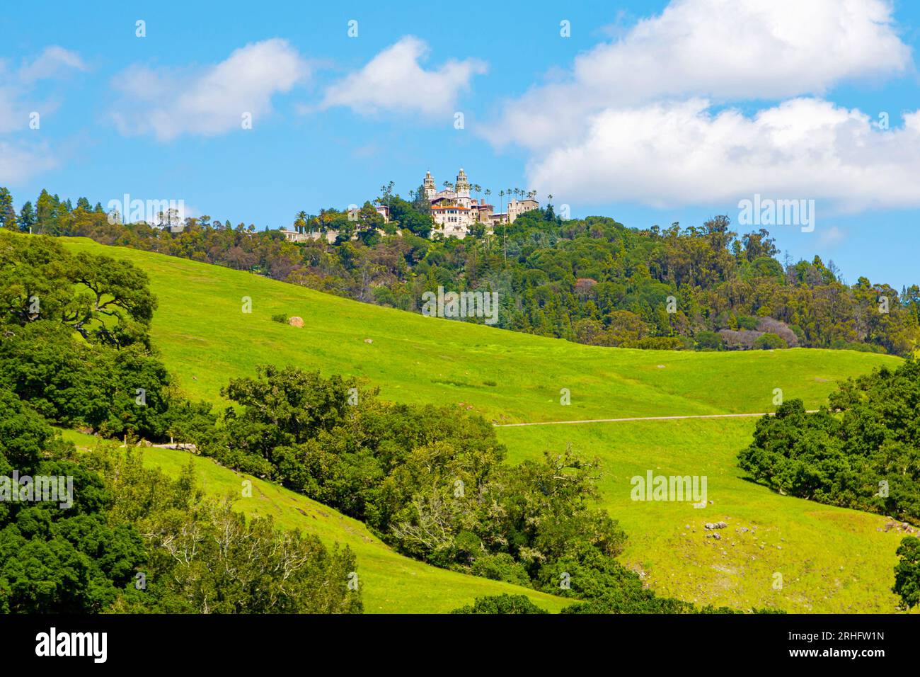 Hearst Castle auf dem Berg. Hearst Castle ist ein National Historic Landmark und ein California Historical Landmark. Panoramablick von unten nach oben auf Hearst Castle. Wahrzeichen Kaliforniens in Amerika Stockfoto