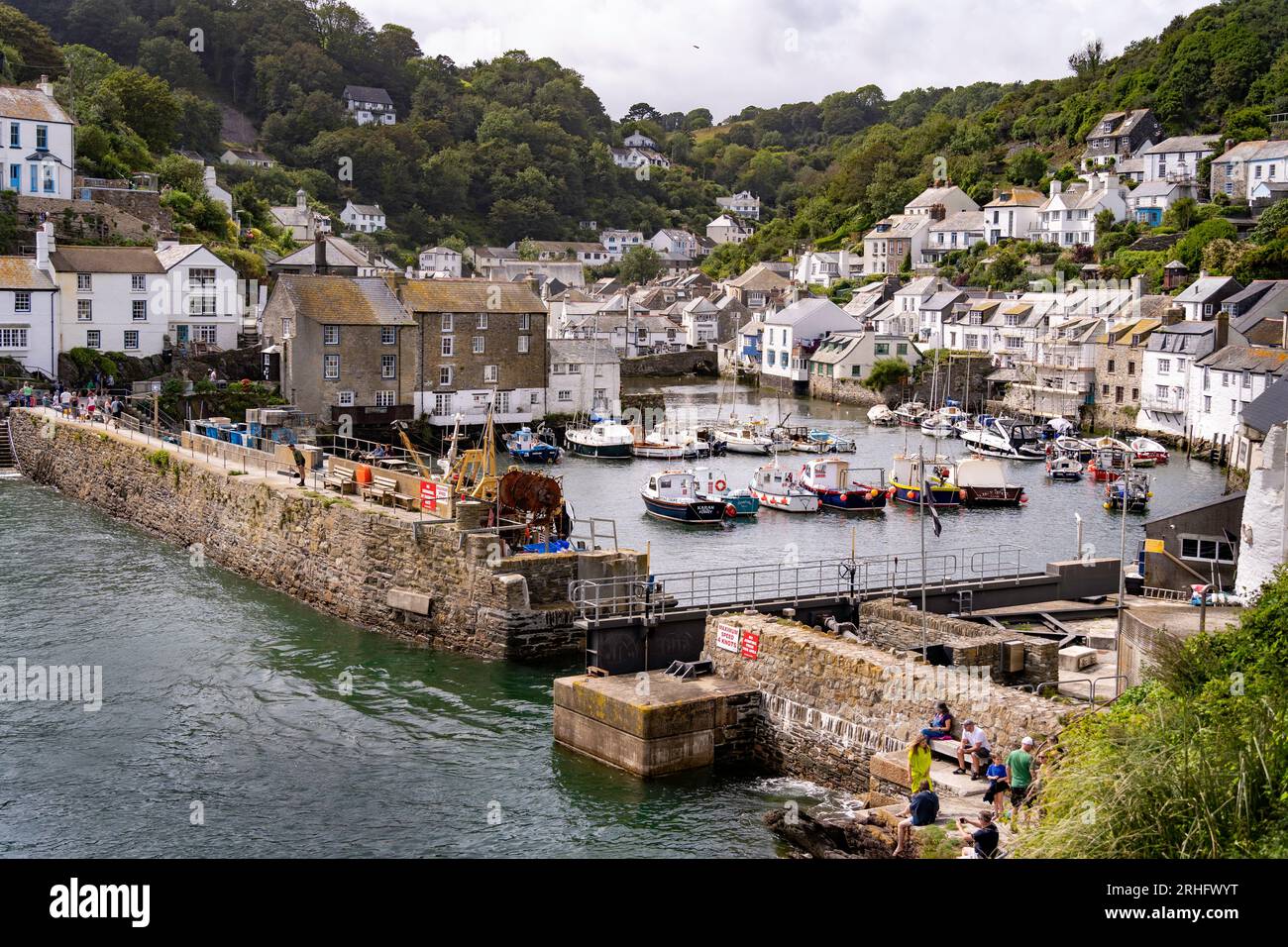 Polperro, Großbritannien - August 2023: Blick auf den Hafen des historischen Fischerdorfes Polperro Stockfoto