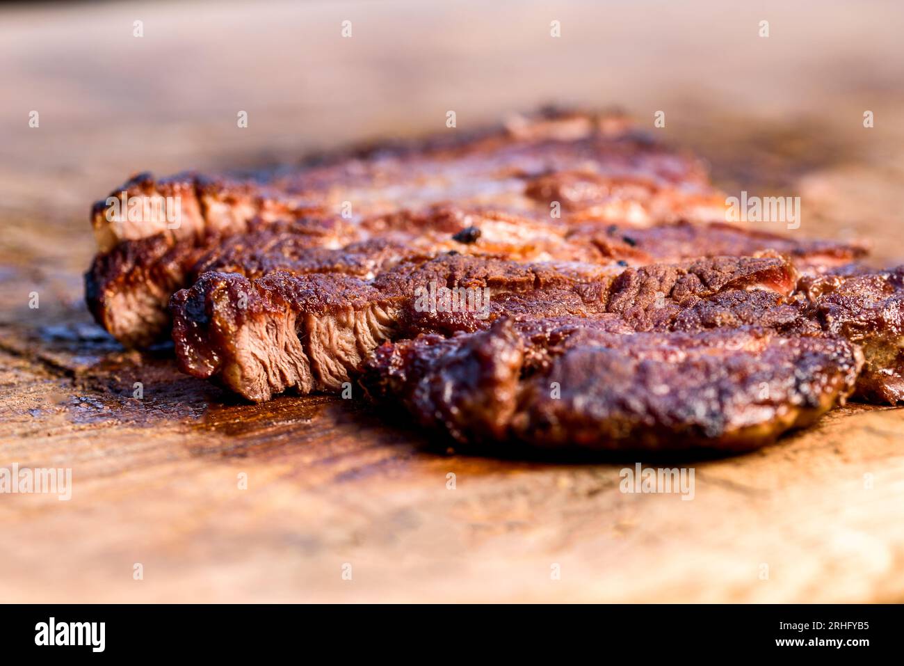 Frisches Rinderbraten-Fleischsteak auf Schneidebrett. Frisch gebratene Ribeye-Steak-Scheiben. Stockfoto
